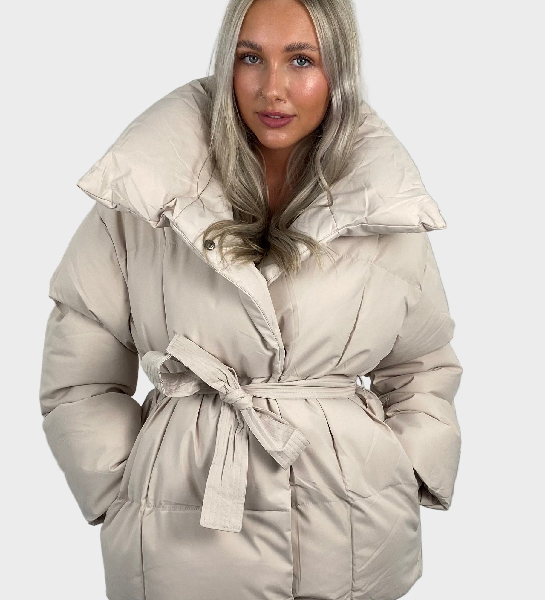Maja - Lühike puffer-jakk vööga