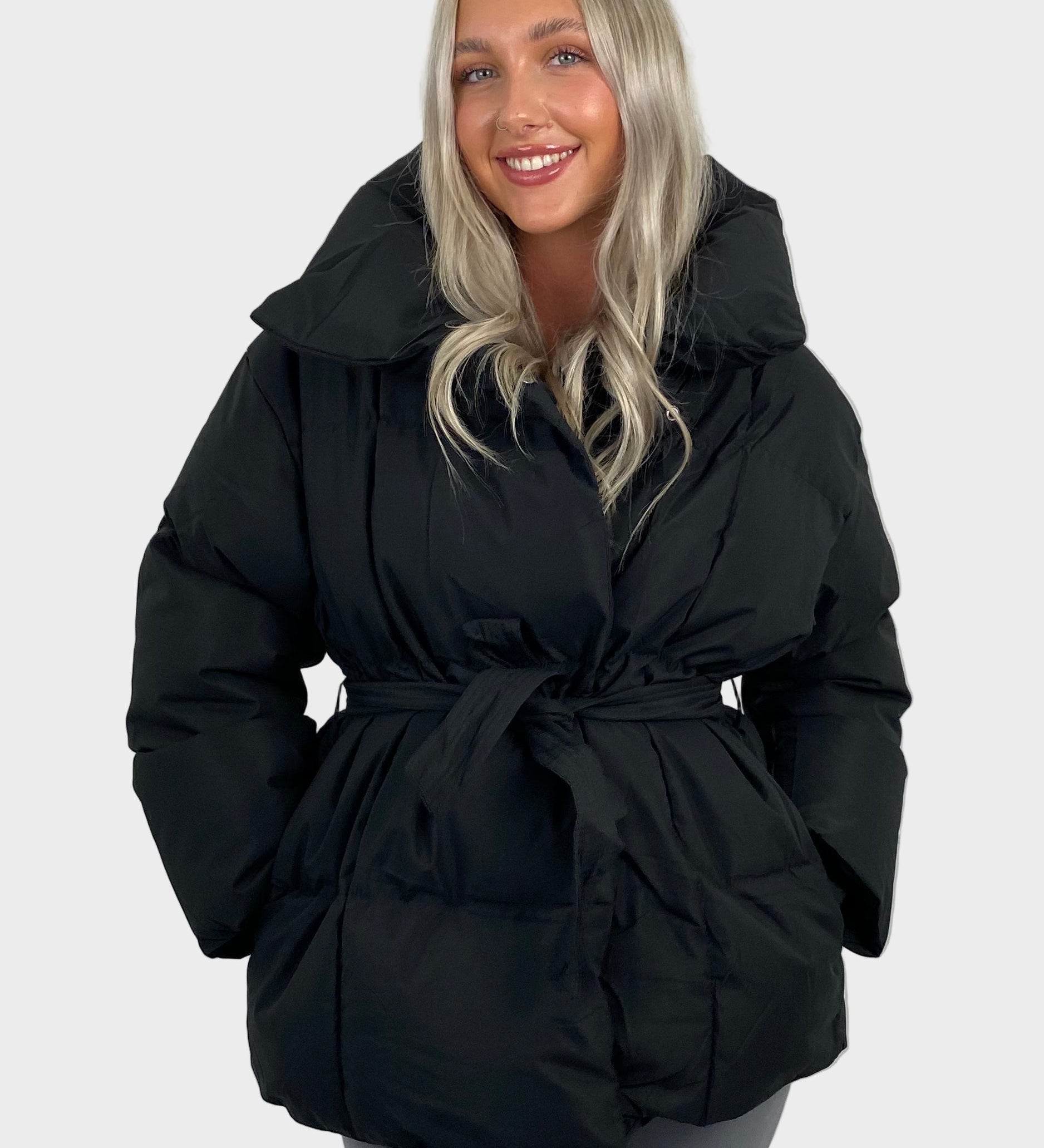 Maja - Lühike puffer-jakk vööga