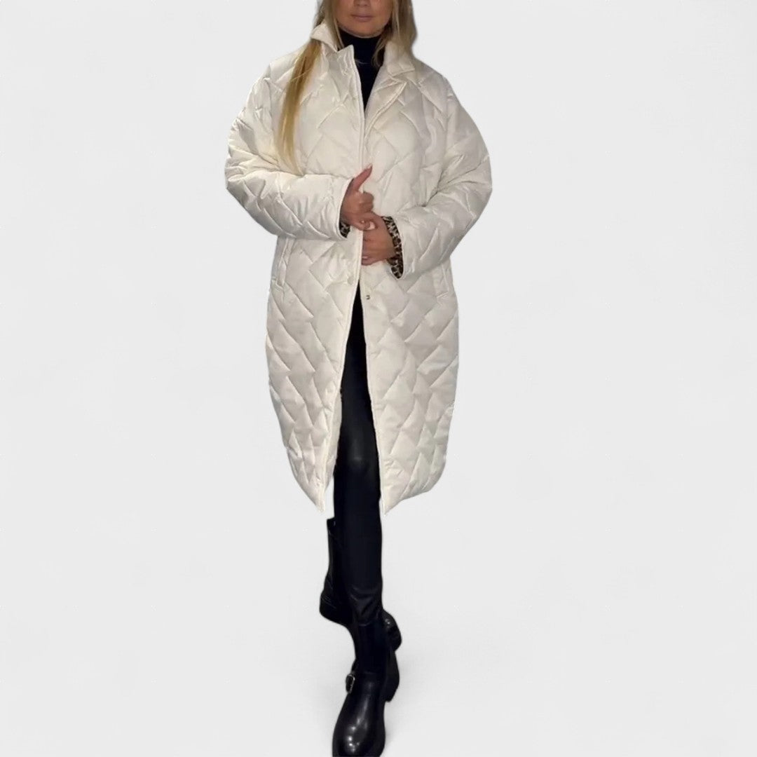 Isela™ | Kahepoolne mantel elegantse leopardimustrilise vooderiga
